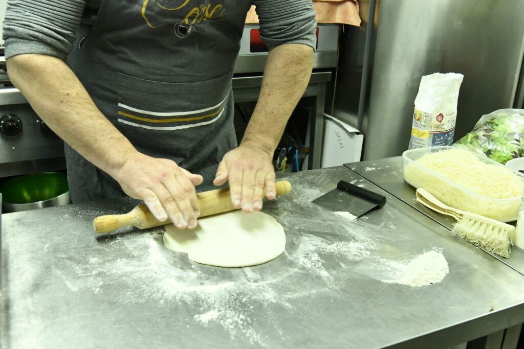 Étirement de la pâte avec un rouleau patissier