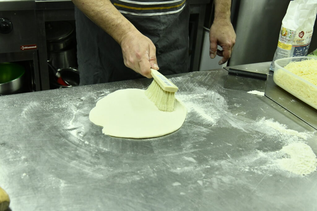 défariner la pate à pizza