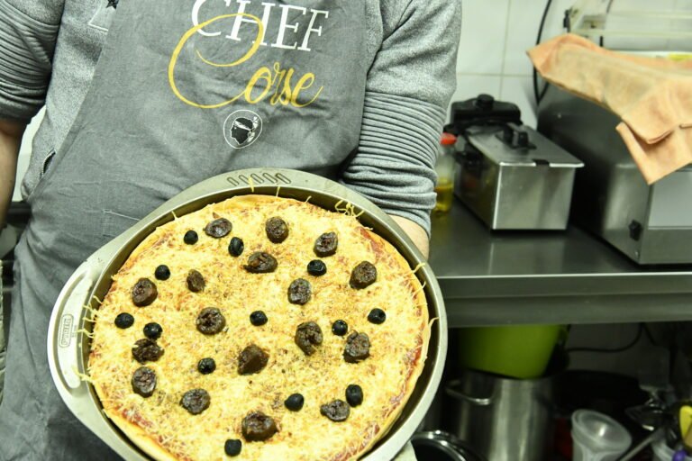 Pizza figatelli : la recette corse pour 4 personnes