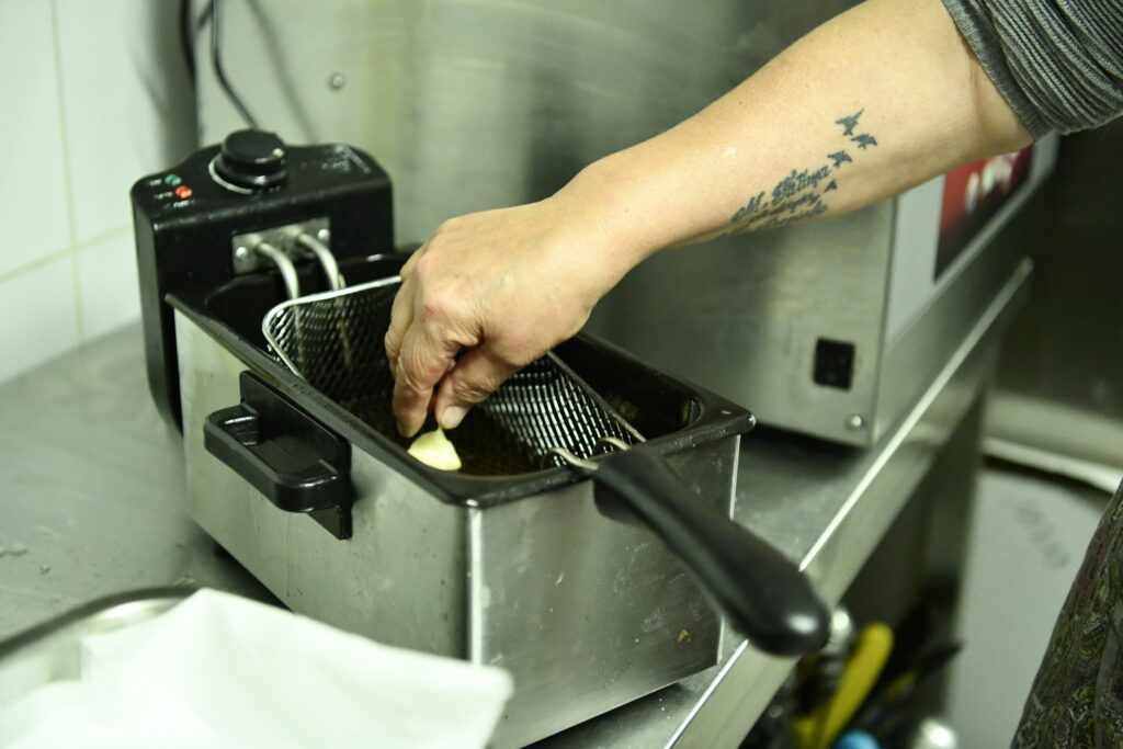 beignets au brocciu dans la friteuse