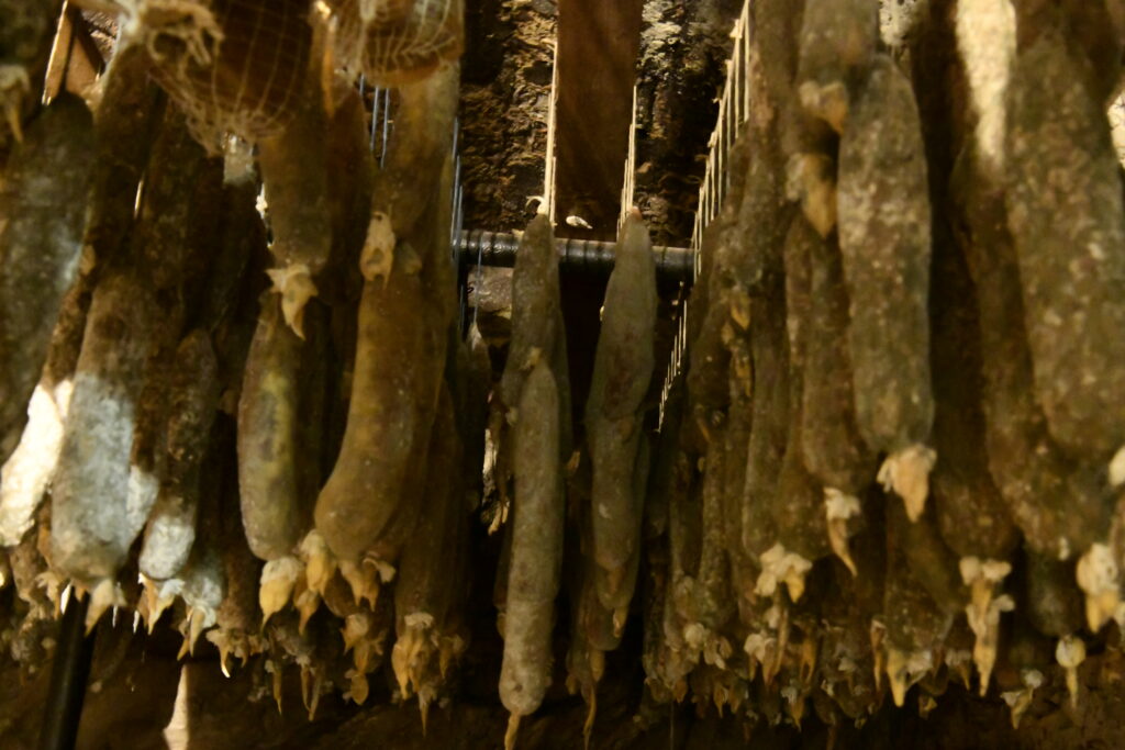 saucisson-corse-dans-la-cave-de Félix Costantini.