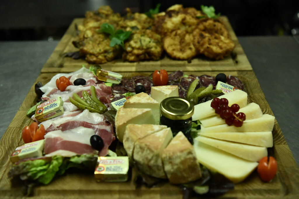 Apéritif dinatoire corse avec charcuterie corse , beignets de poireaux corse et beignets de fromage corse