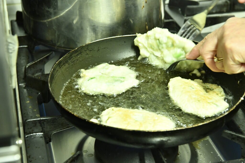 cuisson des deux cotés du beignet de poireaux recette corse