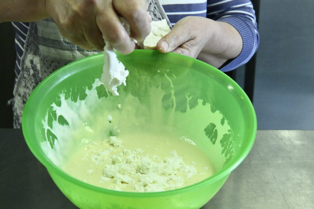 incorporation du fromage frais dans la pate des migliacci