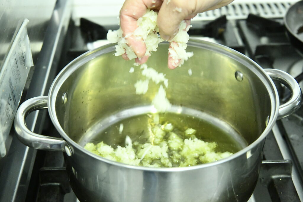 Ajout-d'oignons-émincés-pour-la-recette-des-bastelles