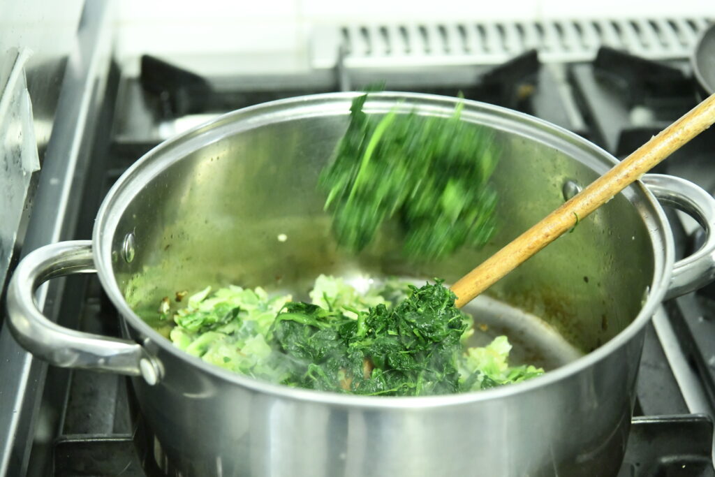 Ajout d'épinards pour la recette de bastelle corse