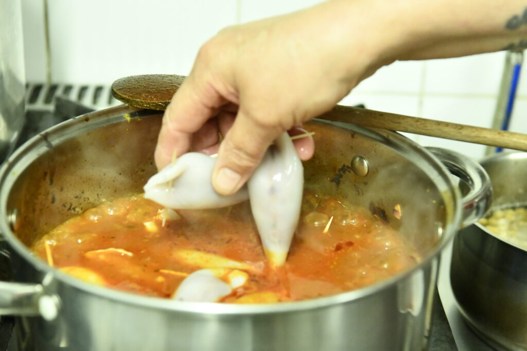 Calamars farcis introduient dans la sauce tomate