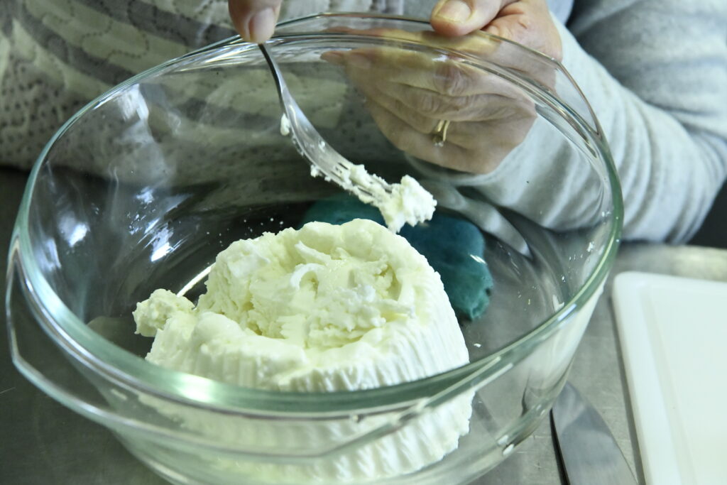 Préparation du brocciu pour la recette des storzapretti