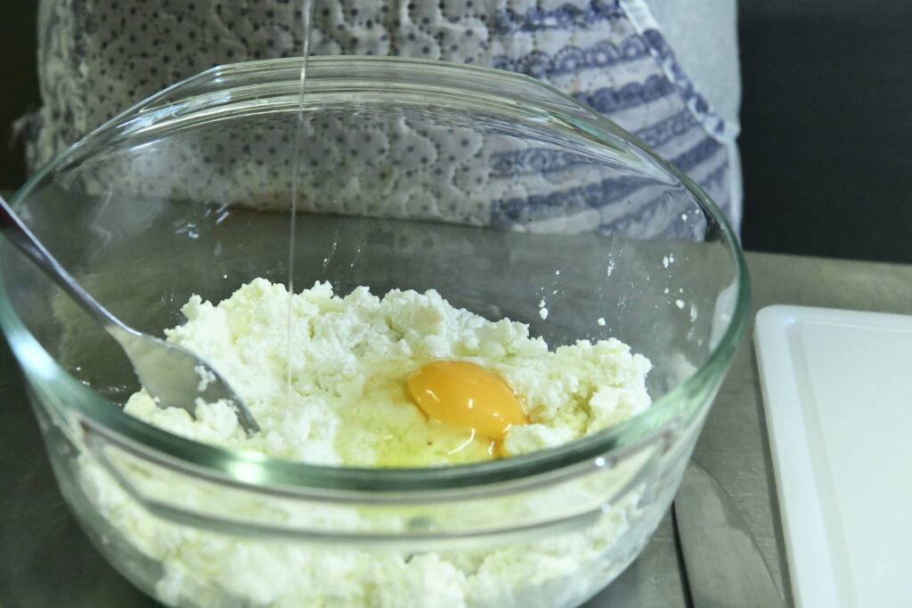 ajout de l œuf dans la préparation de brocciu pour les storzapretti