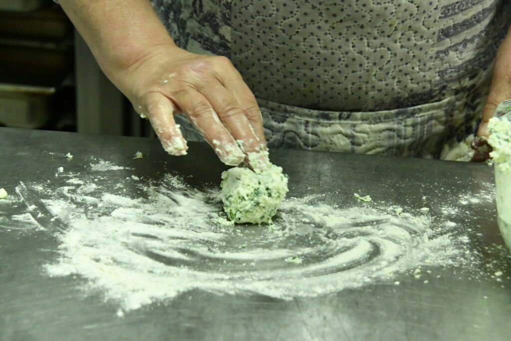 Confection des boules de storzapretti