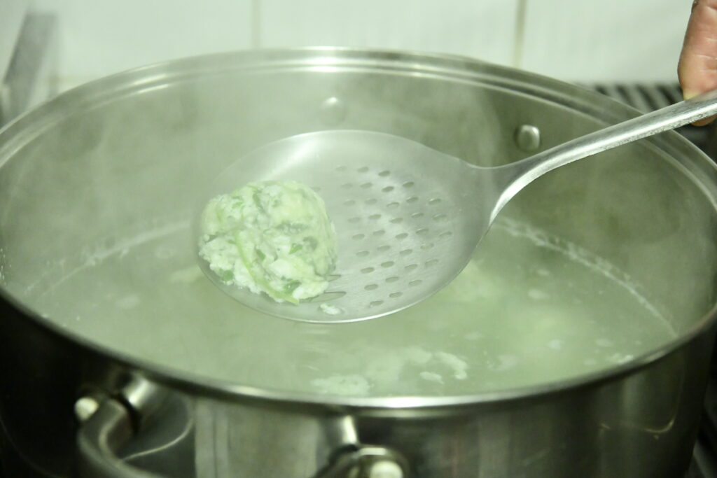 Sortie des quenelles de brocciu de l'eau bouillante