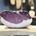 Un-morceau-de-noix-de-jambon-de-Chiatra