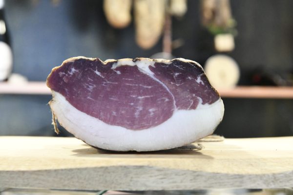 Un morceau de noix de jamabon de Chiatra Un-morceau-de-noix-de-jambon-de-Chiatra