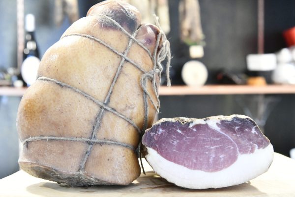 Une noix de jambon de Chiatra entière ou en morceau Une-noix-de-jambon-de-Chiatra-entière-ou en morceau