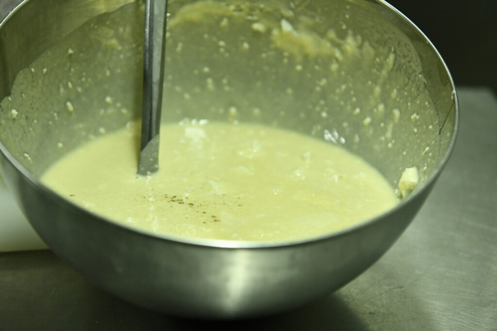Préparation-homogène-pour-la-recette-corse-de beignet-de fromage-corse