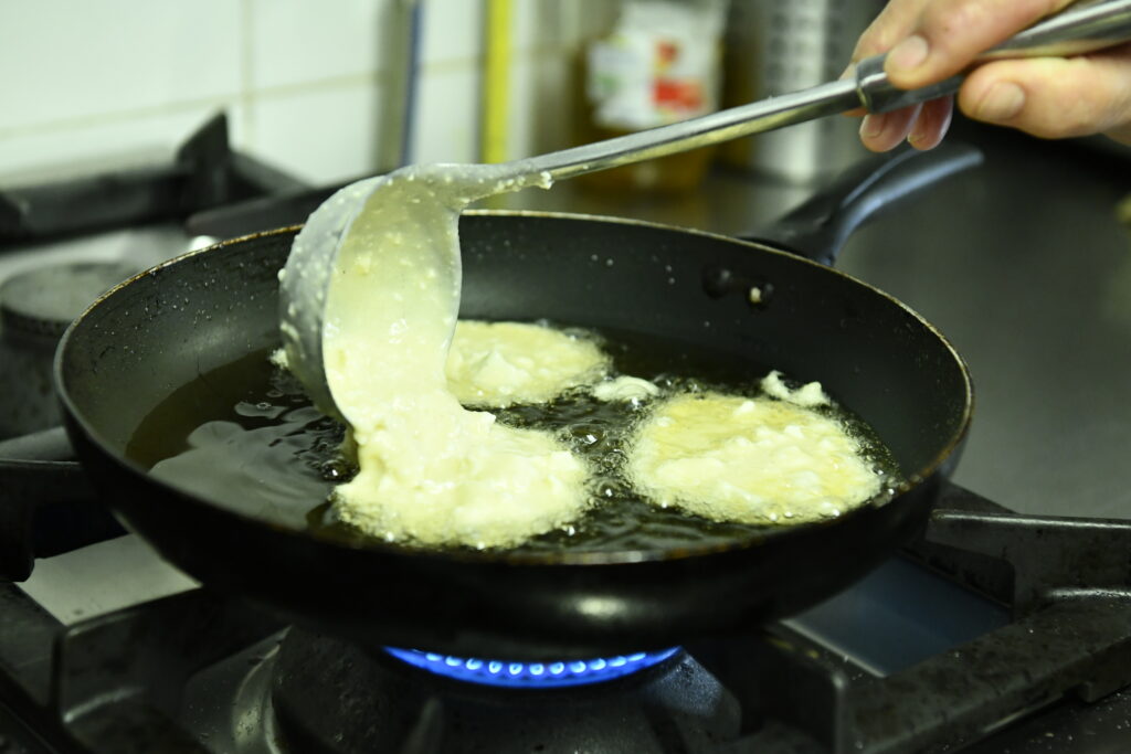 Cuisson-de-beignets-de-fromage-corse