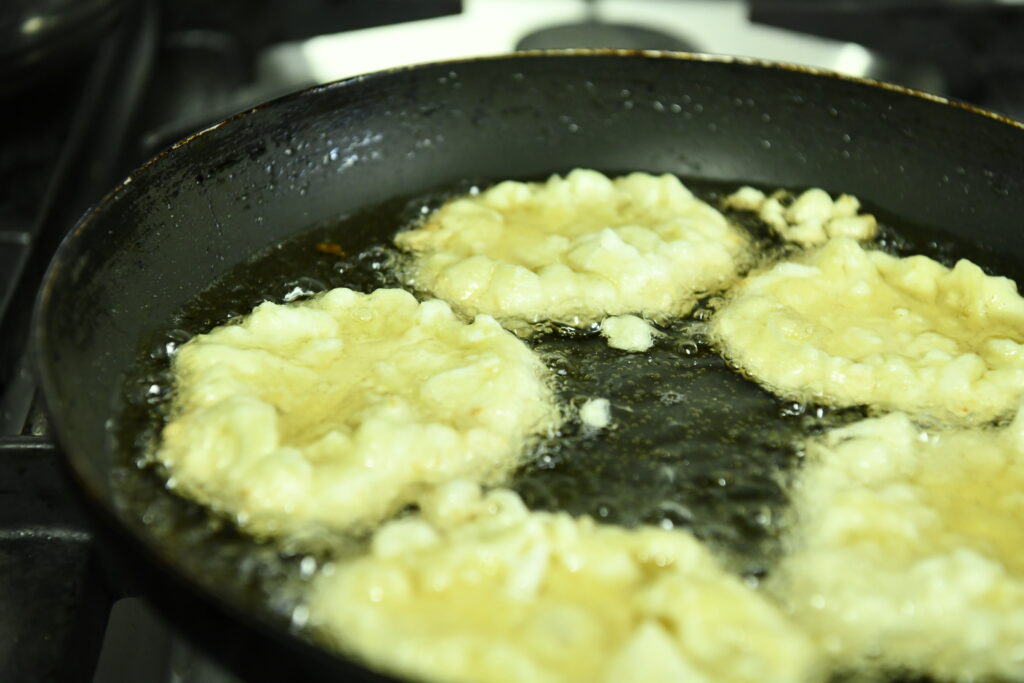 Beignet-de-fromage-corse-frais-en-fin-de- cuisson