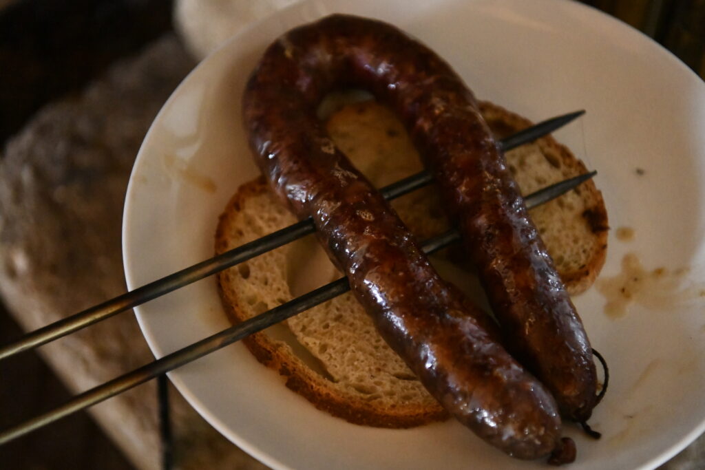 Récupération-des-sucs-de-la-cuisson-du- figatellu-sur-du-pain