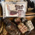 une-planche-de-charcuterie-corse-artisanale