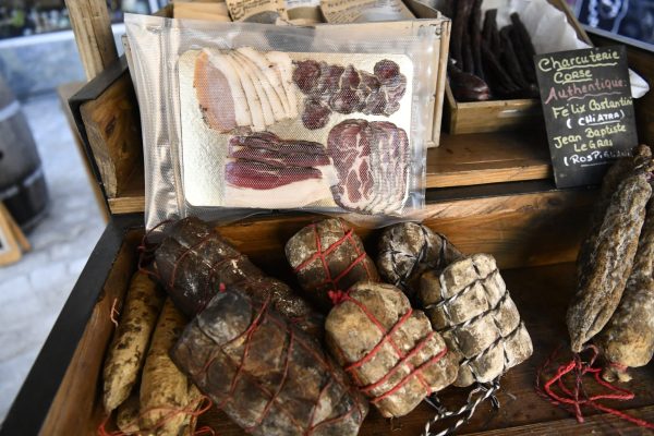 une planche de charcuterie corse artisanale une-planche-de-charcuterie-corse-artisanale