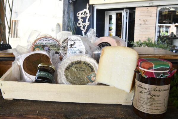 plateau-corse-de-fromages-de-brebis-et-chèvre